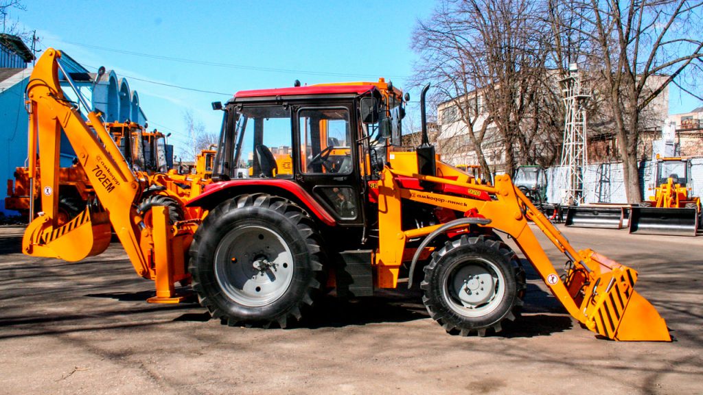 Экскаватор-погрузчик Амкодор 702ЕМ